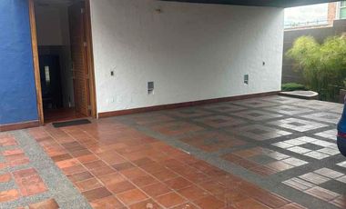 Venta amplia casa con 5 dormitorios y piscina en Cumbaya