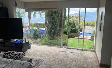 Venta amplia casa con 5 dormitorios y piscina en Cumbaya