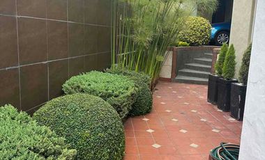 Venta amplia casa con 5 dormitorios y piscina en Cumbaya