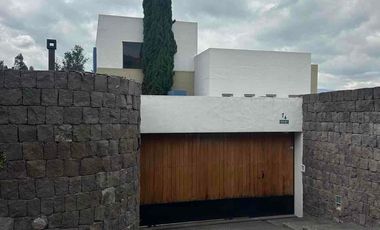 Venta amplia casa con 5 dormitorios y piscina en Cumbaya