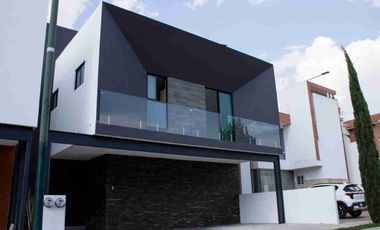 INVIERTE INTELIGENTE! PLUSVALIA GARANTIZADA AMPLIA CASA EN FRACCIONAMIENTO PRIVADO CON AMPLIAS ÁREAS VERDES