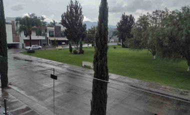 INVIERTE INTELIGENTE! PLUSVALIA GARANTIZADA AMPLIA CASA EN FRACCIONAMIENTO PRIVADO CON AMPLIAS ÁREAS VERDES