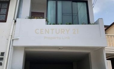 Urgent Sale! Modern Townhouse in Inthamara-Sutthisan, Near MRT No.50-TH-68018