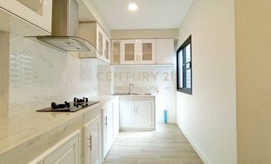 Urgent Sale! Modern Townhouse in Inthamara-Sutthisan, Near MRT No.50-TH-68018