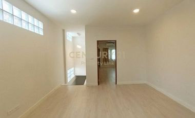 Urgent Sale! Modern Townhouse in Inthamara-Sutthisan, Near MRT No.50-TH-68018