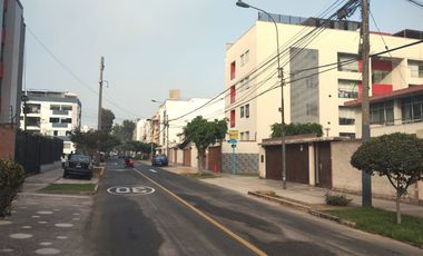 SAN BORJA VENTA DE CASA COMO TERRENO 450 m2  EN ESQUINA - 2 FRENTES