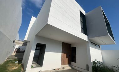 Casa en Venta con Estilo y Espacio – Vive en la Av. 5 de Junio