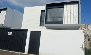 Casa en Venta con Estilo y Espacio – Vive en la Av. 5 de Junio