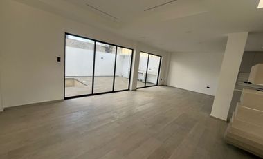 Casa en Venta con Estilo y Espacio – Vive en la Av. 5 de Junio