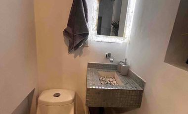 Suite con baño privado barra de cocina y lavadora