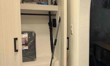 Suite con baño privado barra de cocina y lavadora