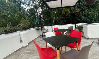 Suite con baño privado barra de cocina y lavadora