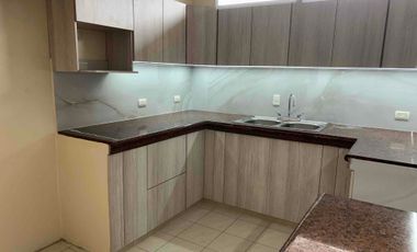 vendo muy amplio y funcional departamento de 3 dormitorios