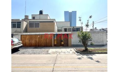 🏡 Venta De Amplia Casa Esquinera En San Borja – Para Remodelar O Construir