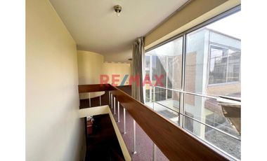 🏡 Venta De Amplia Casa Esquinera En San Borja – Para Remodelar O Construir