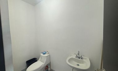 Local en Venta sobre Av. Cuauhtémoc de 3 niveles y con 2 cajones de estacionamiento, con una superficie de 72.35 m2.