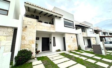 Casa moderna en venta en Altozano con doble acceso -  entre Juriquilla y el Refugio