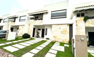 Casa moderna en venta en Altozano con doble acceso -  entre Juriquilla y el Refugio