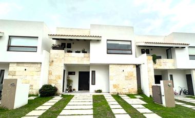 Casa moderna en venta en Altozano con doble acceso -  entre Juriquilla y el Refugio