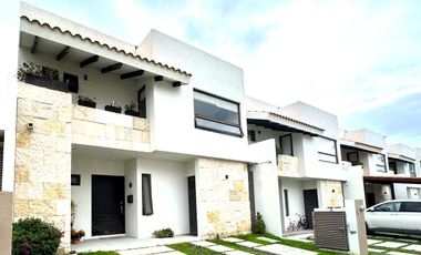 Casa moderna en venta en Altozano con doble acceso -  entre Juriquilla y el Refugio