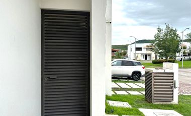 Casa moderna en venta en Altozano con doble acceso -  entre Juriquilla y el Refugio