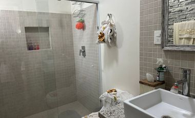 Casa moderna en venta en Altozano con doble acceso -  entre Juriquilla y el Refugio