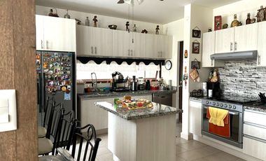 Casa moderna en venta en Altozano con doble acceso -  entre Juriquilla y el Refugio