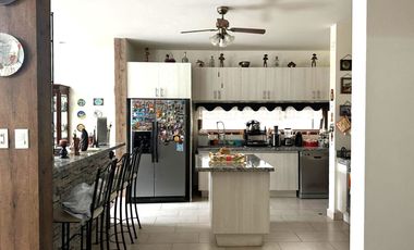 Casa moderna en venta en Altozano con doble acceso -  entre Juriquilla y el Refugio