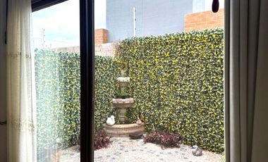 Casa moderna en venta en Altozano con doble acceso -  entre Juriquilla y el Refugio