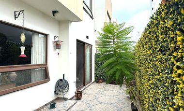 Casa moderna en venta en Altozano con doble acceso -  entre Juriquilla y el Refugio