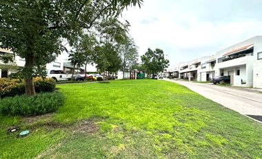 Casa moderna en venta en Altozano con doble acceso -  entre Juriquilla y el Refugio