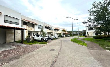 Casa moderna en venta en Altozano con doble acceso -  entre Juriquilla y el Refugio