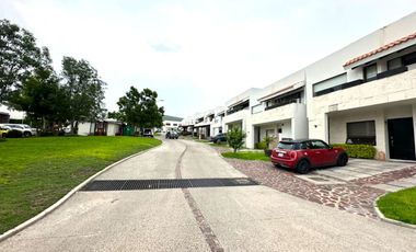 Casa moderna en venta en Altozano con doble acceso -  entre Juriquilla y el Refugio