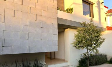 Casa en Venta recién remodelada, de 4 recámaras, a lado de los Arcos de Qro.