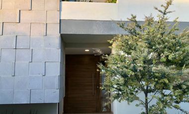 Casa en Venta recién remodelada, de 4 recámaras, a lado de los Arcos de Qro.