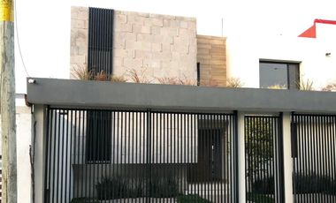Casa en Venta recién remodelada, de 4 recámaras, a lado de los Arcos de Qro.