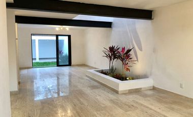 Casa en Venta recién remodelada, de 4 recámaras, a lado de los Arcos de Qro.
