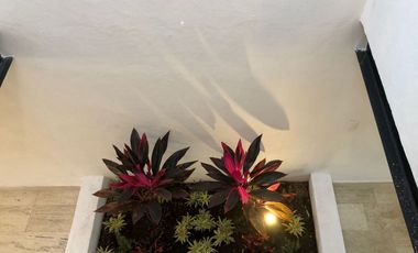 Casa en Venta recién remodelada, de 4 recámaras, a lado de los Arcos de Qro.