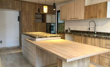 Casa en Venta recién remodelada, de 4 recámaras, a lado de los Arcos de Qro.