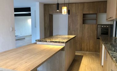 Casa en Venta recién remodelada, de 4 recámaras, a lado de los Arcos de Qro.