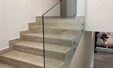 Casa en Venta recién remodelada, de 4 recámaras, a lado de los Arcos de Qro.