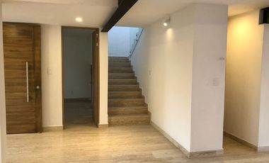 Casa en Venta recién remodelada, de 4 recámaras, a lado de los Arcos de Qro.