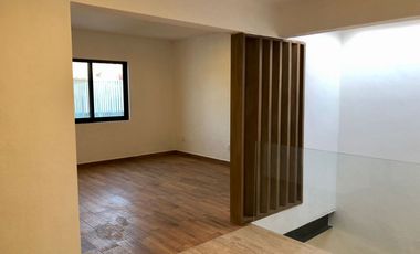 Casa en Venta recién remodelada, de 4 recámaras, a lado de los Arcos de Qro.