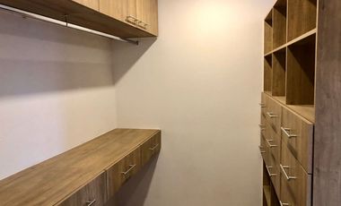 Casa en Venta recién remodelada, de 4 recámaras, a lado de los Arcos de Qro.