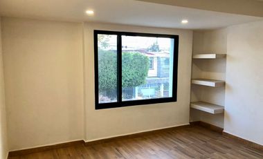 Casa en Venta recién remodelada, de 4 recámaras, a lado de los Arcos de Qro.