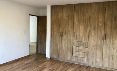 Casa en Venta recién remodelada, de 4 recámaras, a lado de los Arcos de Qro.