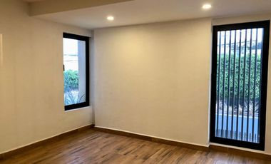 Casa en Venta recién remodelada, de 4 recámaras, a lado de los Arcos de Qro.