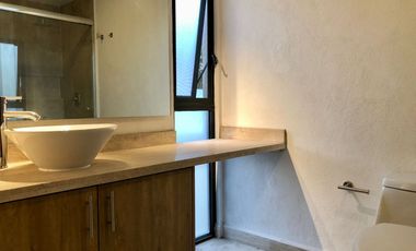 Casa en Venta recién remodelada, de 4 recámaras, a lado de los Arcos de Qro.