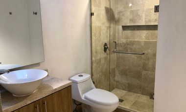 Casa en Venta recién remodelada, de 4 recámaras, a lado de los Arcos de Qro.