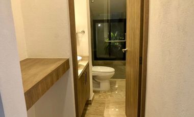 Casa en Venta recién remodelada, de 4 recámaras, a lado de los Arcos de Qro.